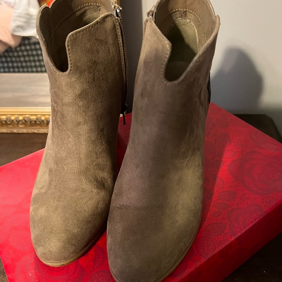 🌸 Ladies Carlos Santana ankle booties in excellent condition! Quick shipping! - Picture 3 of 6